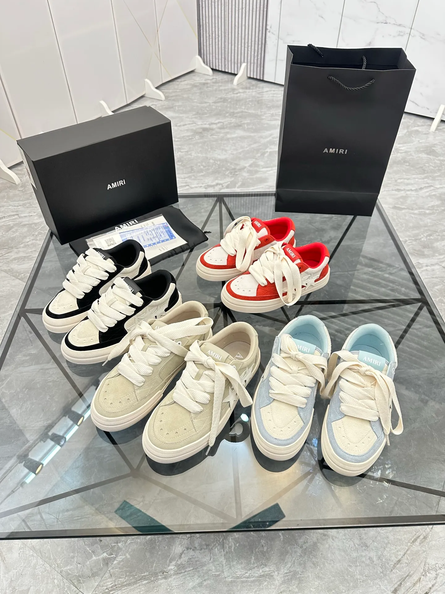 Men's shoes: 💰P600¥ Top quality in Guangzhou Product trademark: AMIRI* "Amir*" low-top casual shoes Regular size: 39-44 (can be customized to 45) Product material: Upper imported first-layer cowhide spliced ​​nubuck leather, breathable lining, original outsole. Number: 525